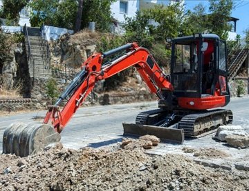China 1 Ton vs 2 Ton Mini Excavators for Swimming Pool Installation: A Practical Buyer’s Guide